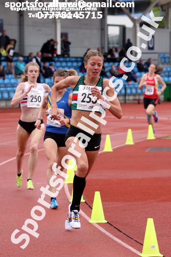 Senior womens1500 metres, Northern Senior and Under-20s Champs., SportsCity, Manchester. Photo: David T. Hewitson/Sports for All Pics